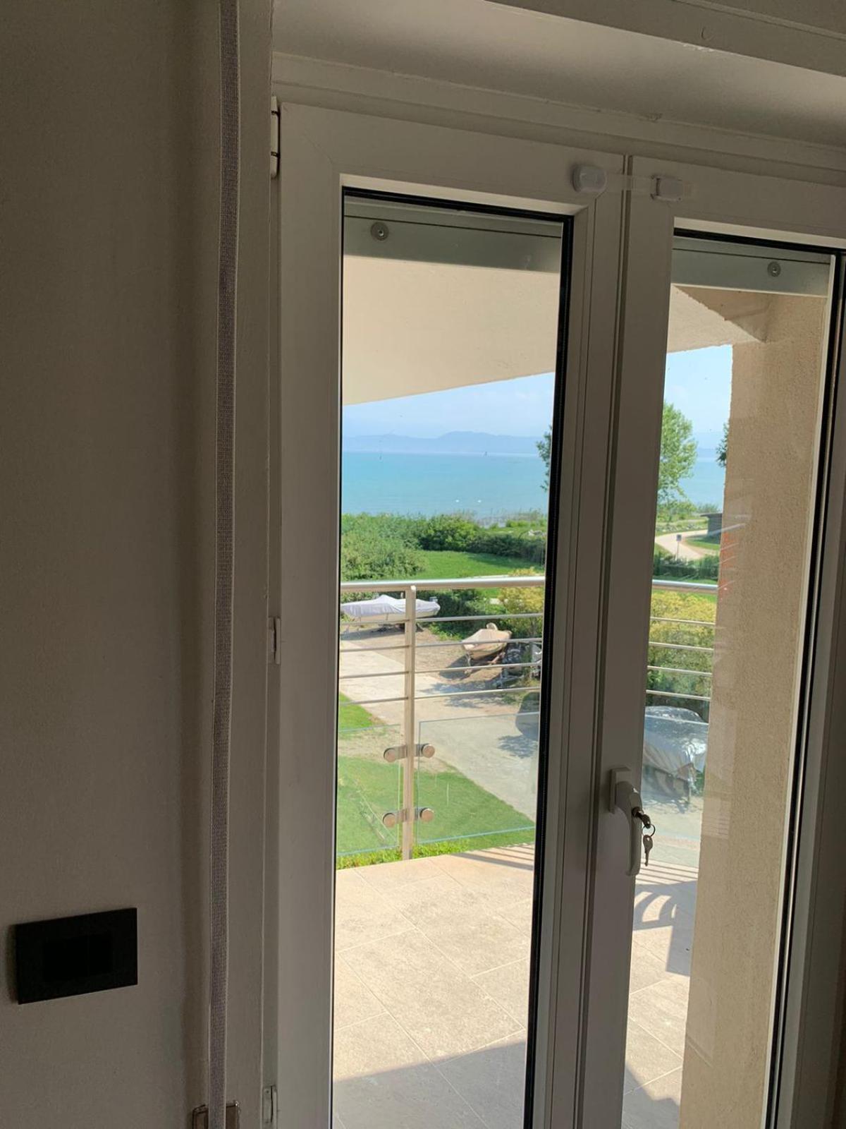 Seeblickwohnung Sirmione - Fronte Lago Mit Privatsteg Exterior foto